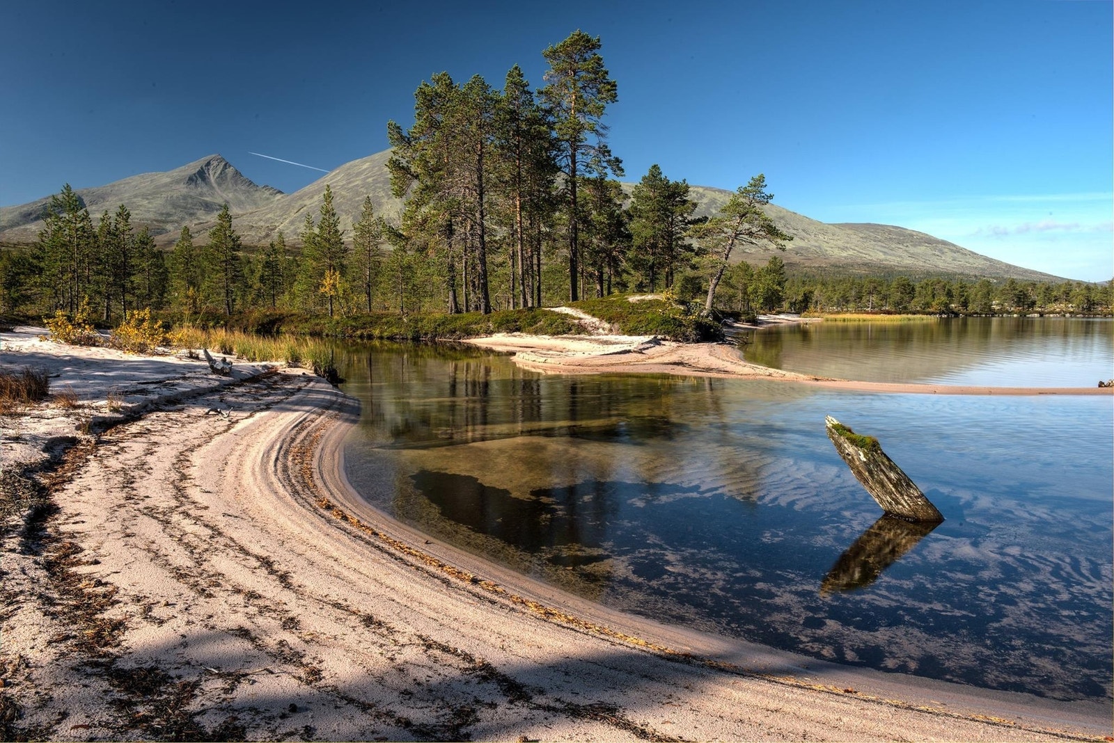 Når snø og is har smeltet begynner tursko-sesongen i fjellet. Her fra Sollvika. Det finns hemmelige viker overalt, så det er bare å finne frem kartet for så å gå/sykle/løpe/eller padle på oppdagelsesturer!
foto: Erik Jørgensen Galleribilde