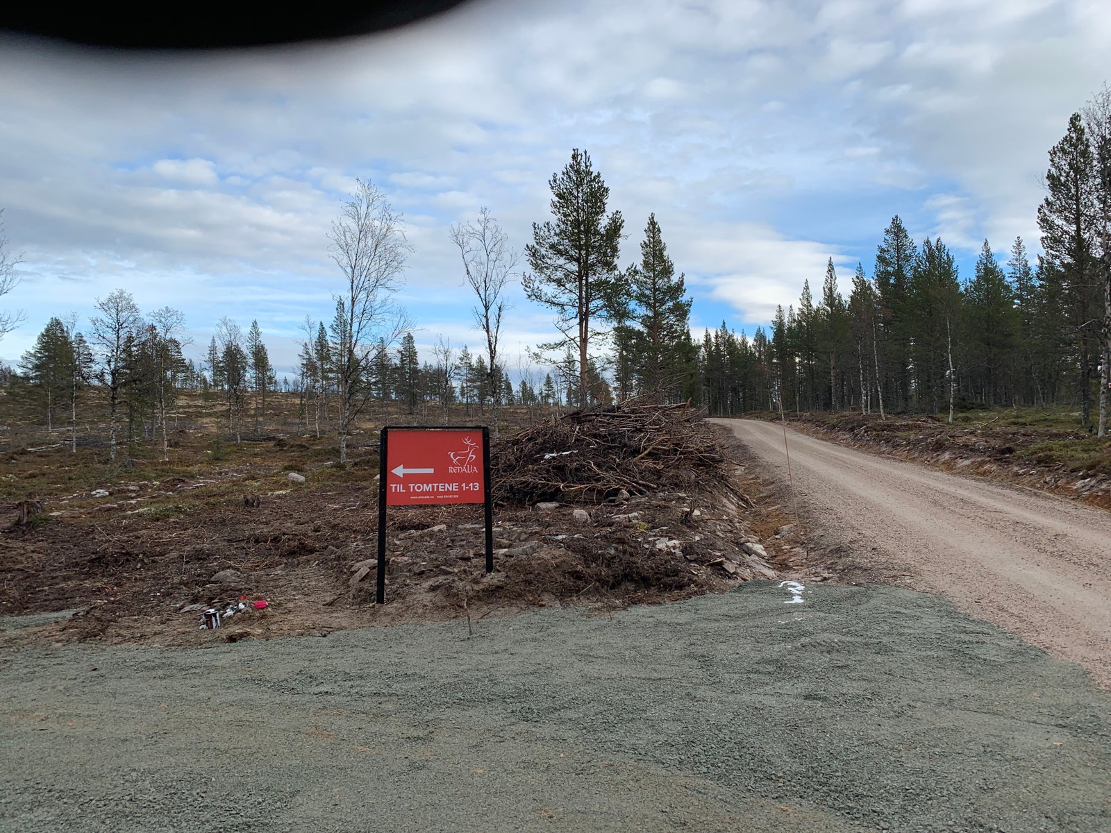 Nyoppsatt skilt ved Osdalsveien og den midlertidige veien inn til tomtene våre. (grusen er litt for grå her, skal bli brunere etterhvert..) Galleribilde