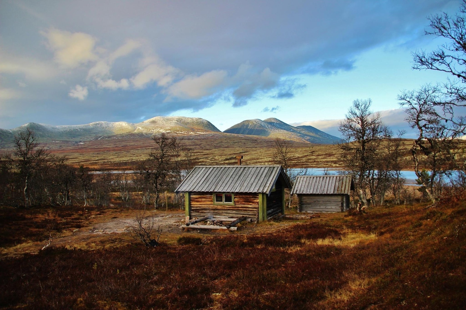 Ved Sandbu...en naturlig start på oppdagelsesturer inn i Sølen Landskapsvernområde, eller en skikkelig topptur opp til midtre Sølen (1755 moh) Galleribilde