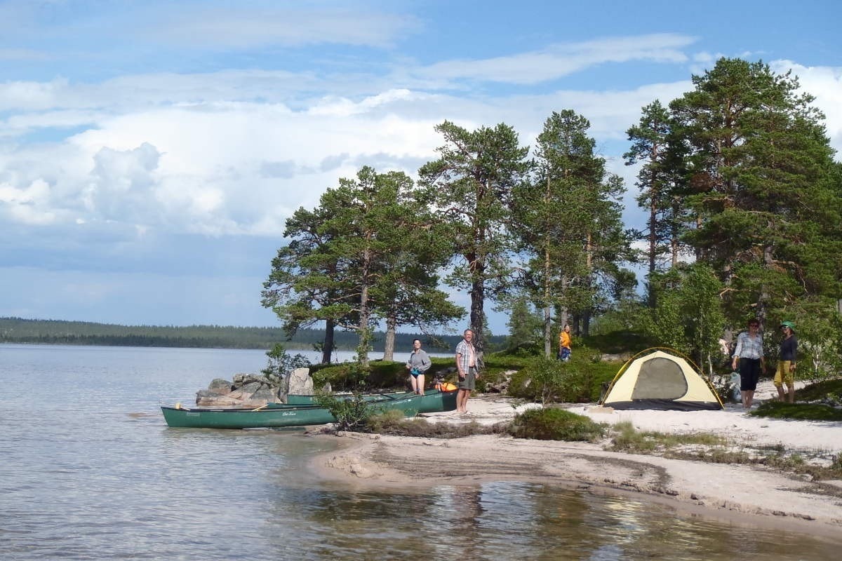 Meld dere på en opplevelse utenom det vanlige. For store og små! Man medbringer telt og oppdager bortgjemte viker og idylliske holmer. Så padles det på den rolige elva Sølna, og som her på den store vakre Sølensjøen.
fotos: Visit Norway/wildernesslife Galleribilde