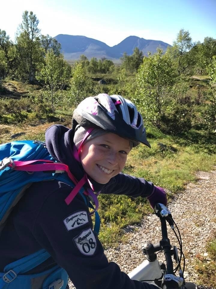For dem som foretrekker en annen form for ridetur. En strålende fornøyd syklist nyter turen i et flott terreng.
foto: Silje Hafslund Galleribilde