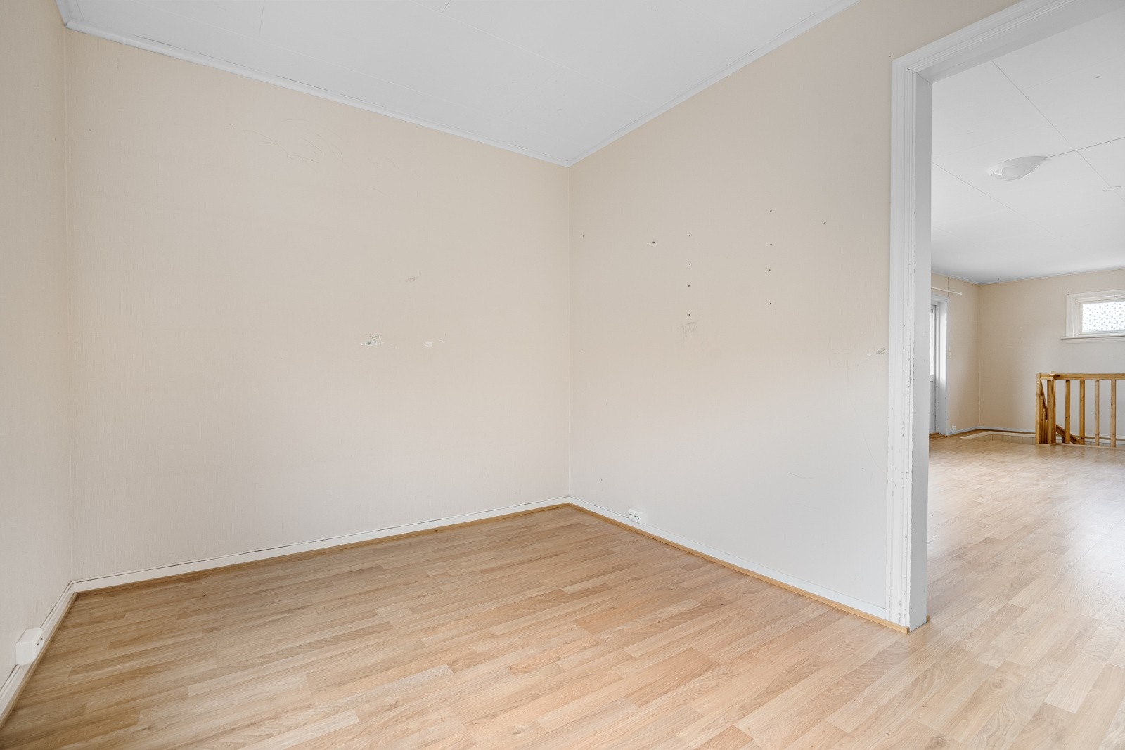 Soverom II - Det andre soverommet i etasjen ligger innenfor stuen og er utført i lyse farger Galleribilde