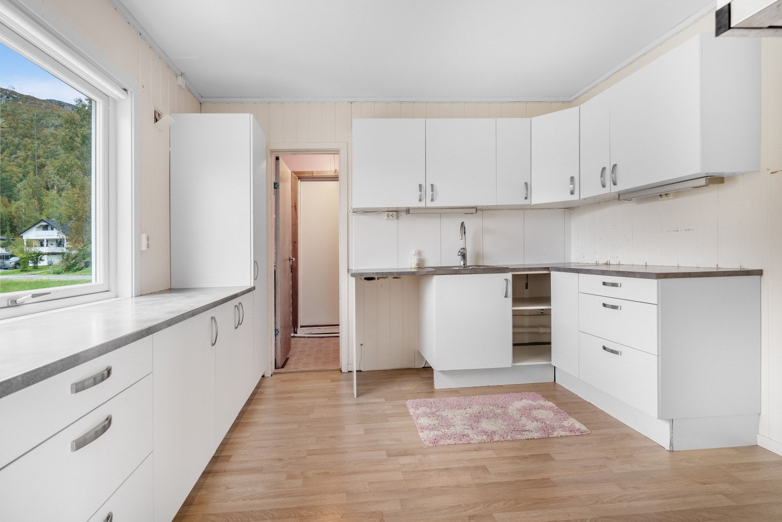 Kjøkkenet er godt utbygget med skap- og benkeplass - Videre er det plass til frittstående komfyr, kjøleskap og oppvaskmaskin Galleribilde