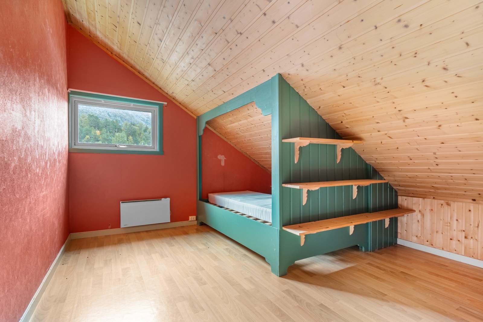 Soverom IV - Rommet er utstyrt med plassbygget seng Galleribilde