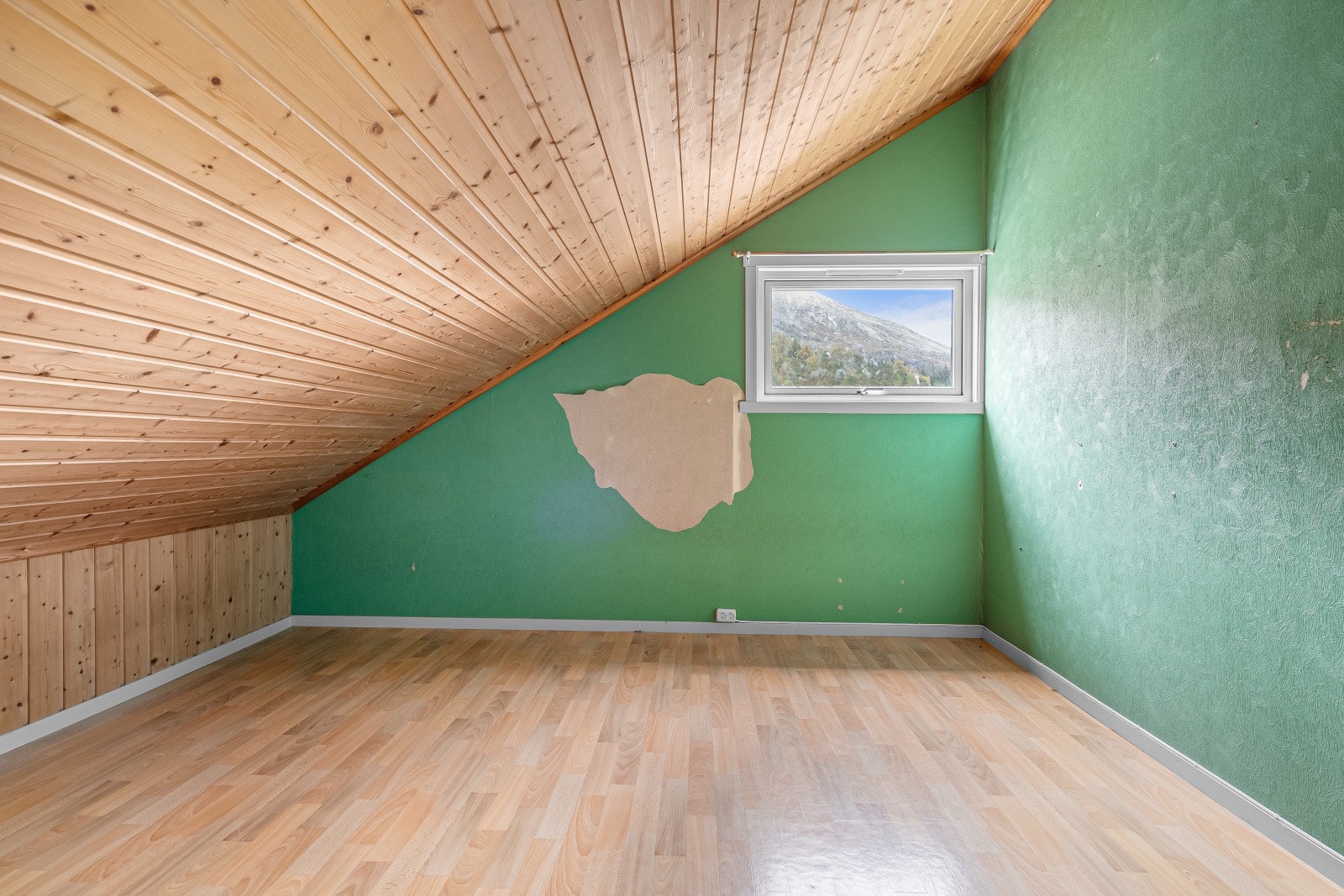 Soverom V - Adkomst via soverommet med rød tapet Galleribilde