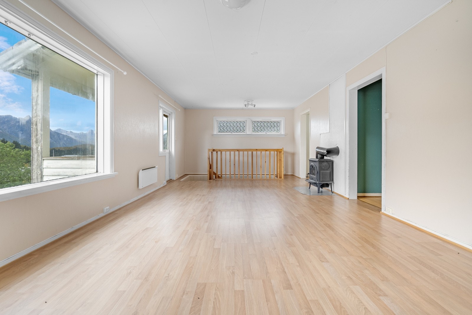 Stuen er møbleringsvennlig utformet med god plass til både sofakrok og spisegruppe Galleribilde