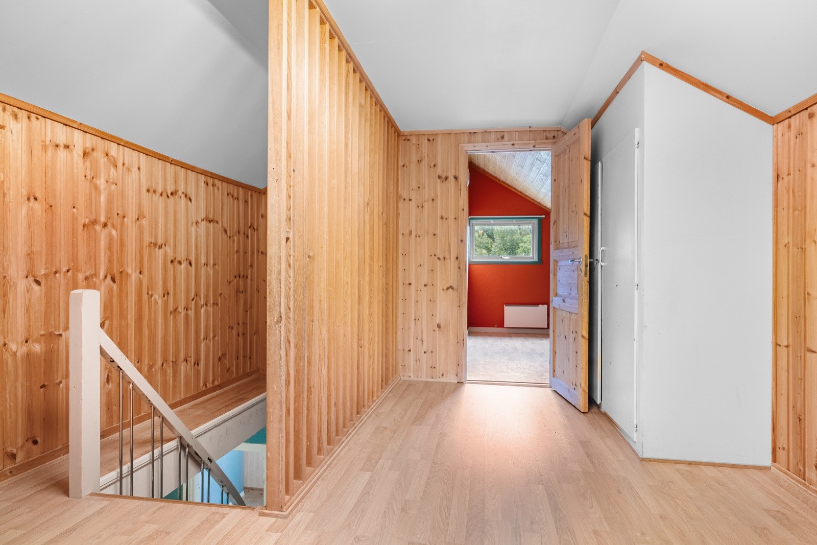 Loftsetasjen inneholder trappegang og tre soverom Galleribilde