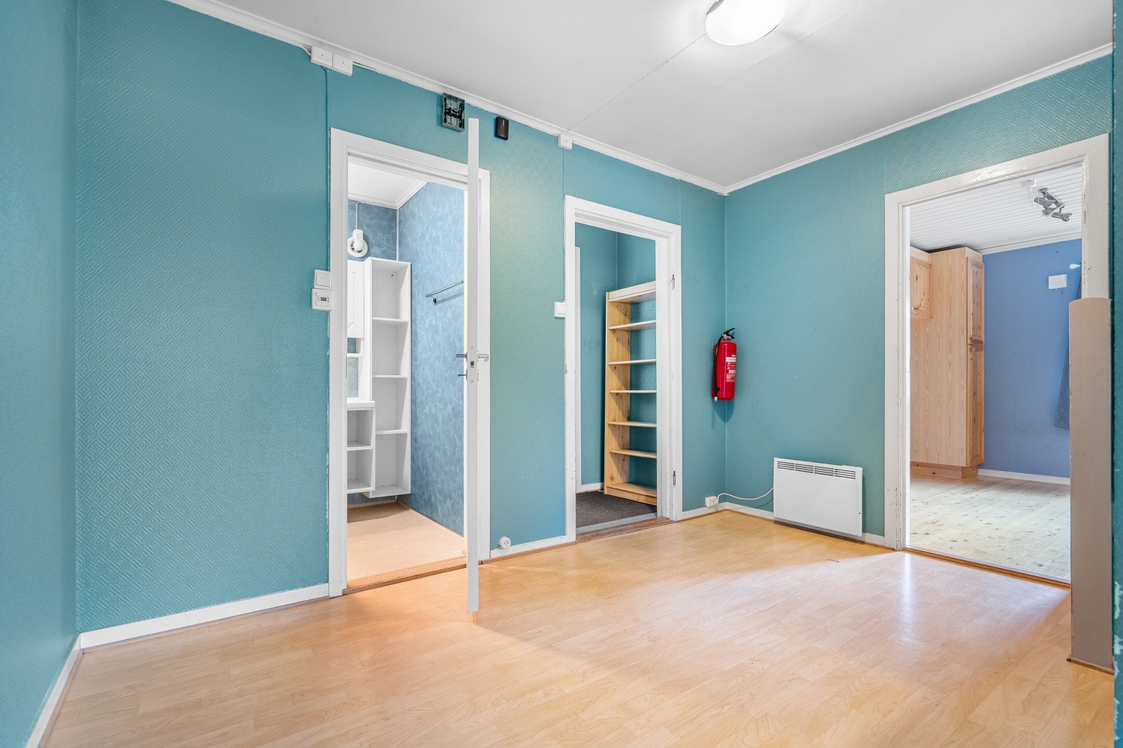 Herfra har du adkomst til badet, hovedsoverommet og videre inn i stuen Galleribilde