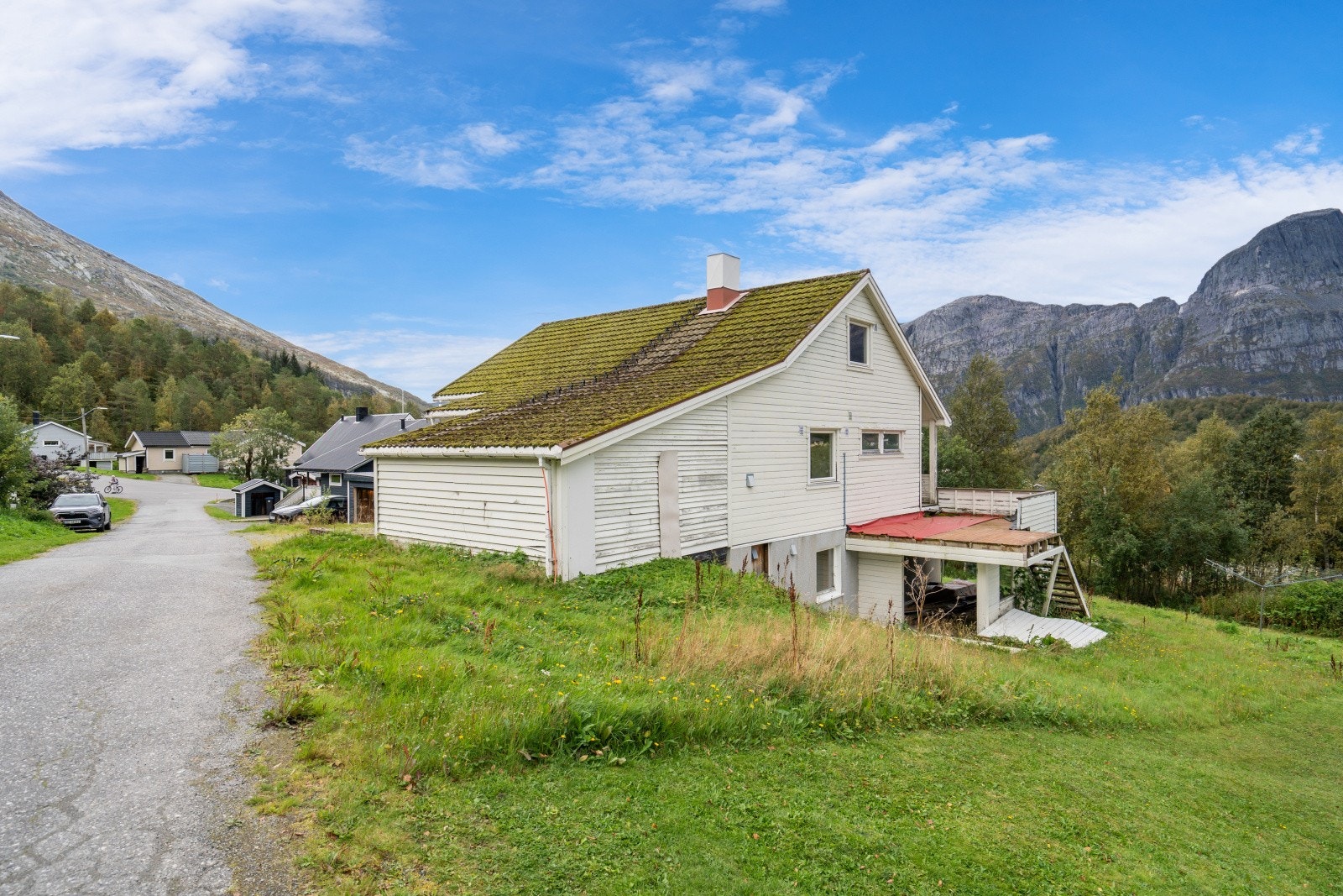 Det må påregnes både innvendig og utvendig renovering, men her ligger mye til rette for å skape din drømmebolig Galleribilde