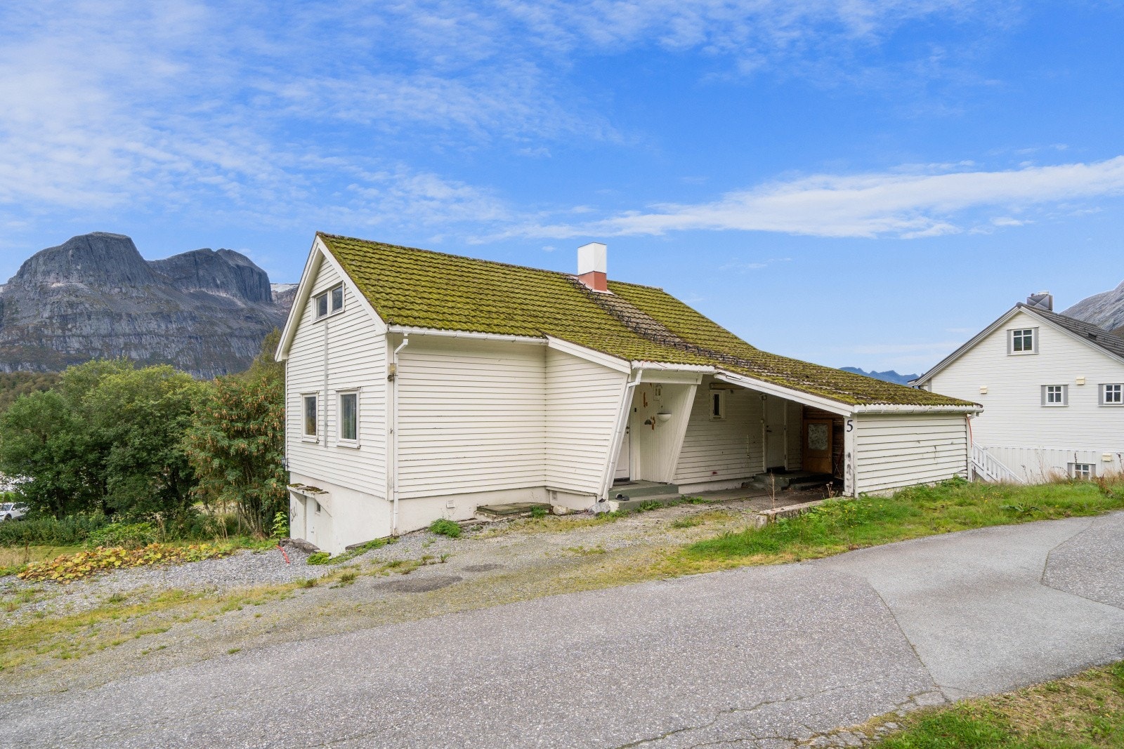 Eiendommen ligger i en rolig gate med lite trafikkbelastning - Det er parkering i carport og gruset innkjørsel foran carport Galleribilde
