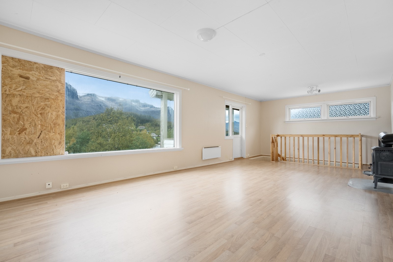 Rommet er utført i lyse farger og har store vindusflater som slipper inn mye dagslys - Legg spesielt merke til den nydelige utsikten Galleribilde