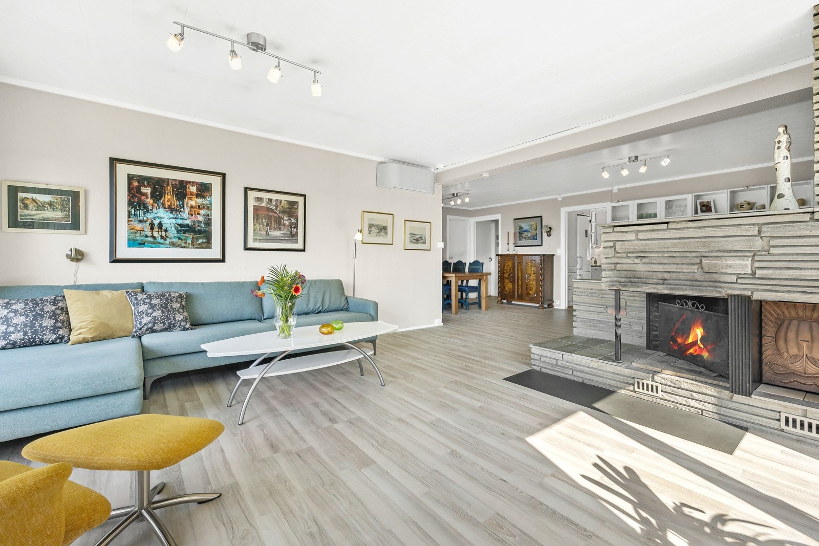 Stue og spisestue i åpen løsning skaper et naturlig samlingspunkt for familien. Galleribilde