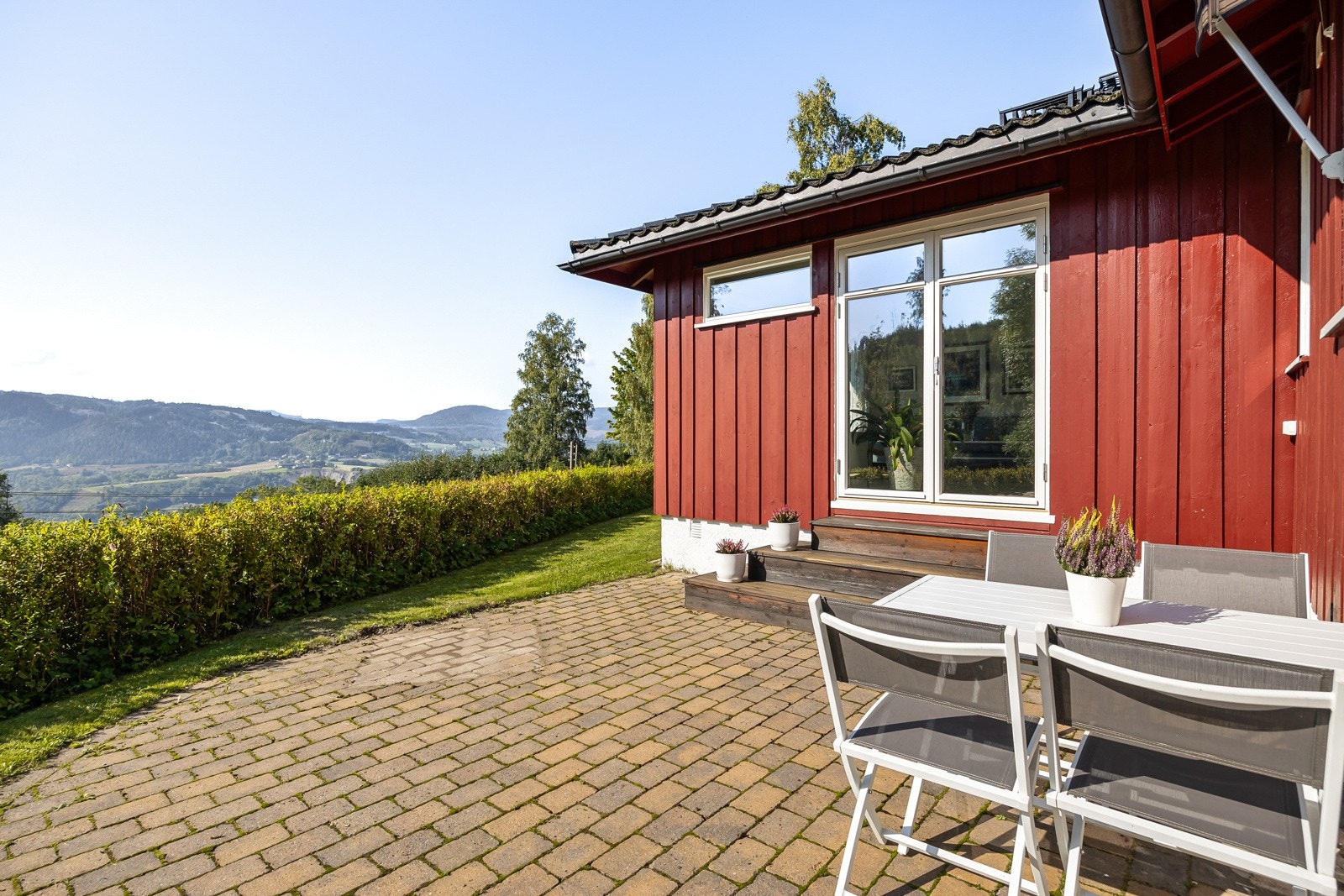 Det er god plass til å skape hyggelig utplass med sittegruppe, spisebord og grillen. Galleribilde