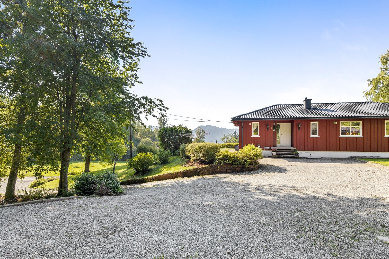 Stor og fin gårdsplass med god plass til flere biler og utstyr. Galleribilde