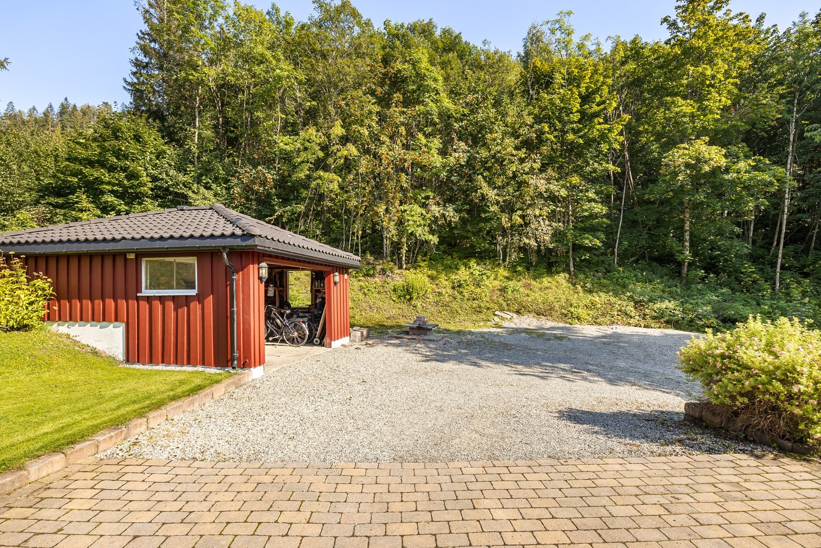 En romslig enkelgarasje med bod. Galleribilde