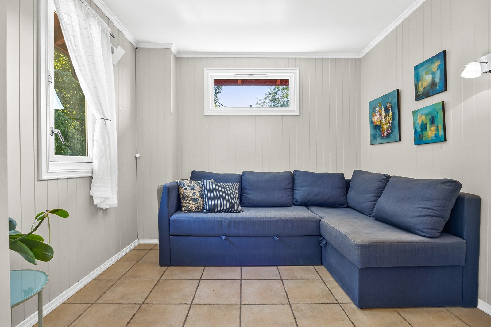 Opprinnelig klesbod og matbod er i dag benyttet som ekstra stue. Rommet er ikke omsøkt og godkjent for varig opphold. Galleribilde