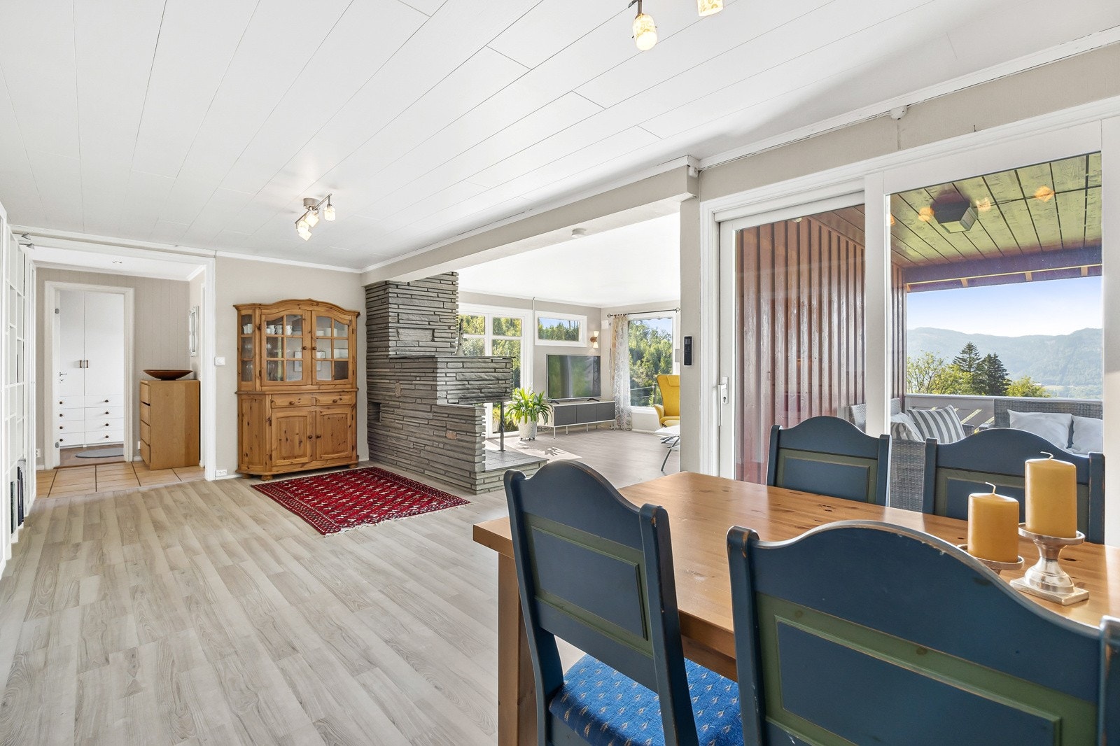 Fra spisestuen er det utgang til overbygd terrasse. Galleribilde