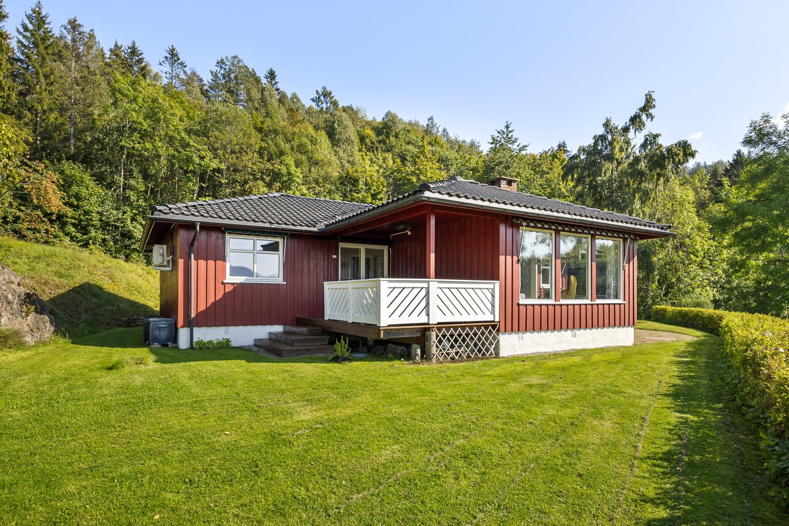 Stor tomt på over 1,5 mål, med boltreplass for liten og stor. Galleribilde