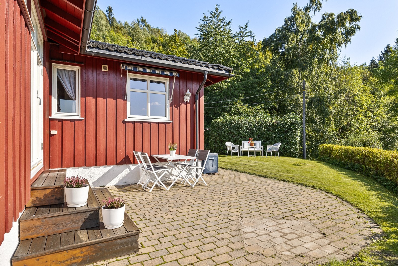 Uteplassene vender mot syd og vest og byr på sol fra dag til sen kveld. Galleribilde