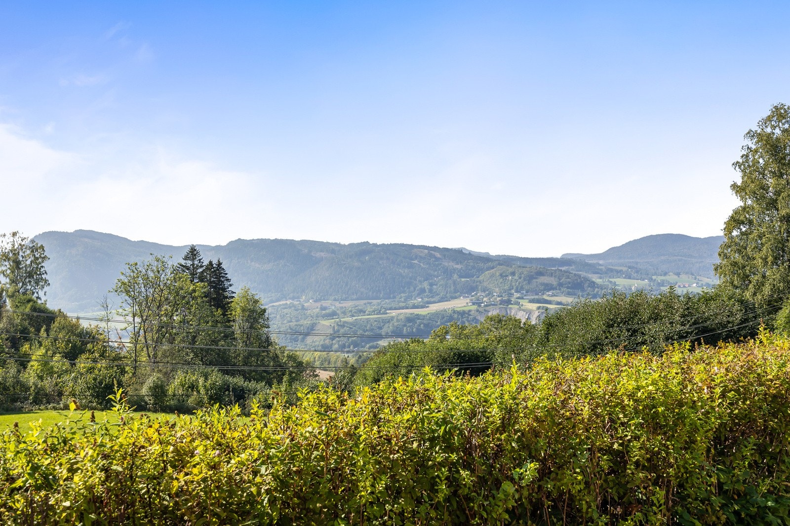 Høyt og fritt beliggende med svært gode solforhold og fantastisk utsikt! Galleribilde