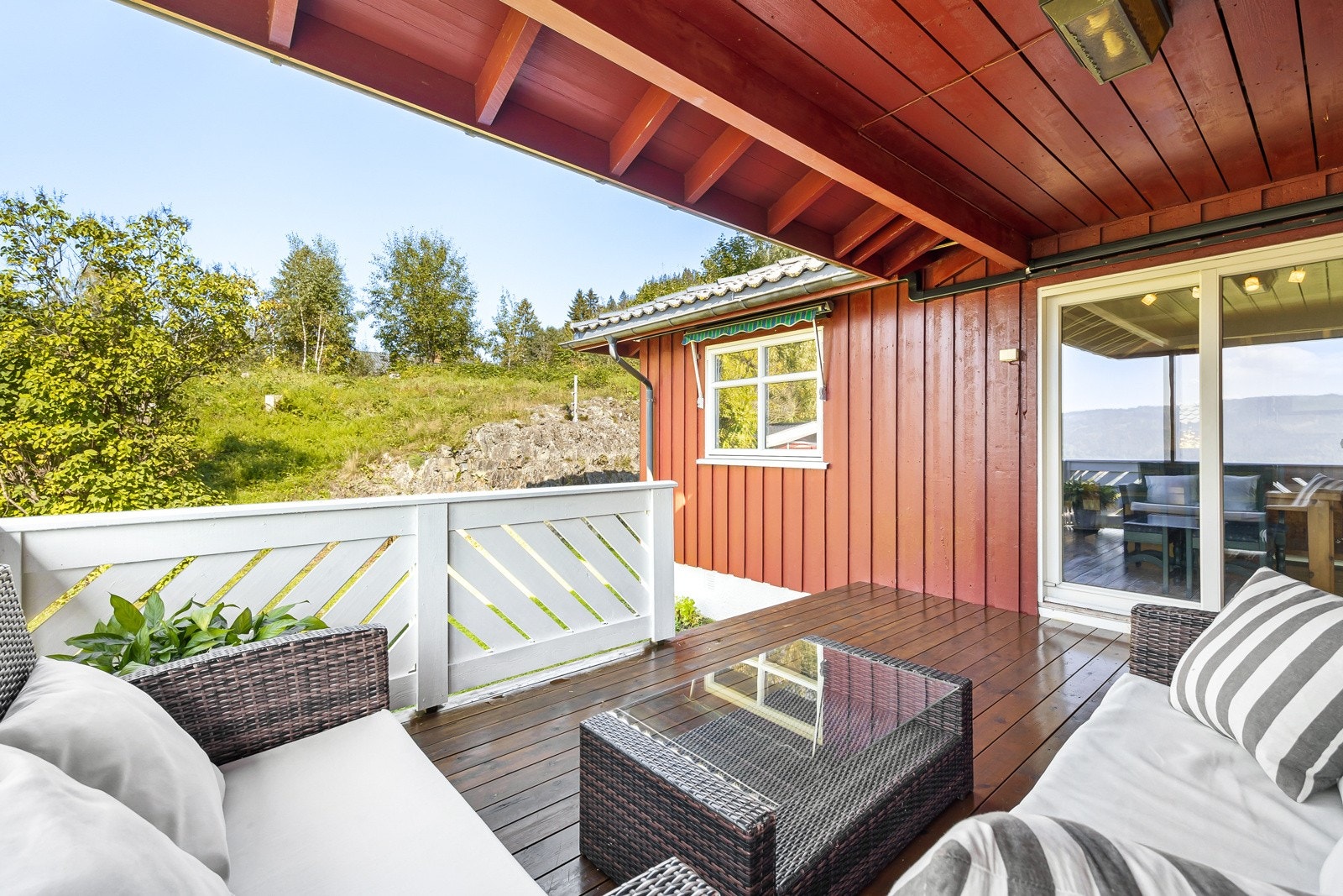 Terrassen er overbygd og kan benyttes uansett vær - en fin forlengelse av stuen. Galleribilde