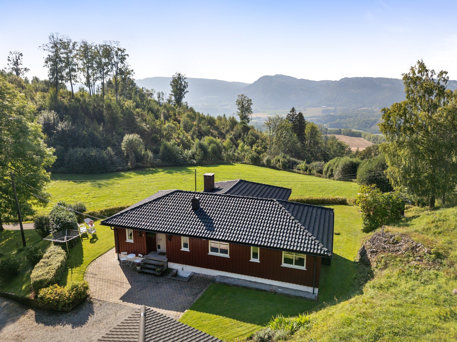 Her bor du i landlige og idylliske omgivelser, nærmest støyfritt og uten innsyn fra naboer. Galleribilde