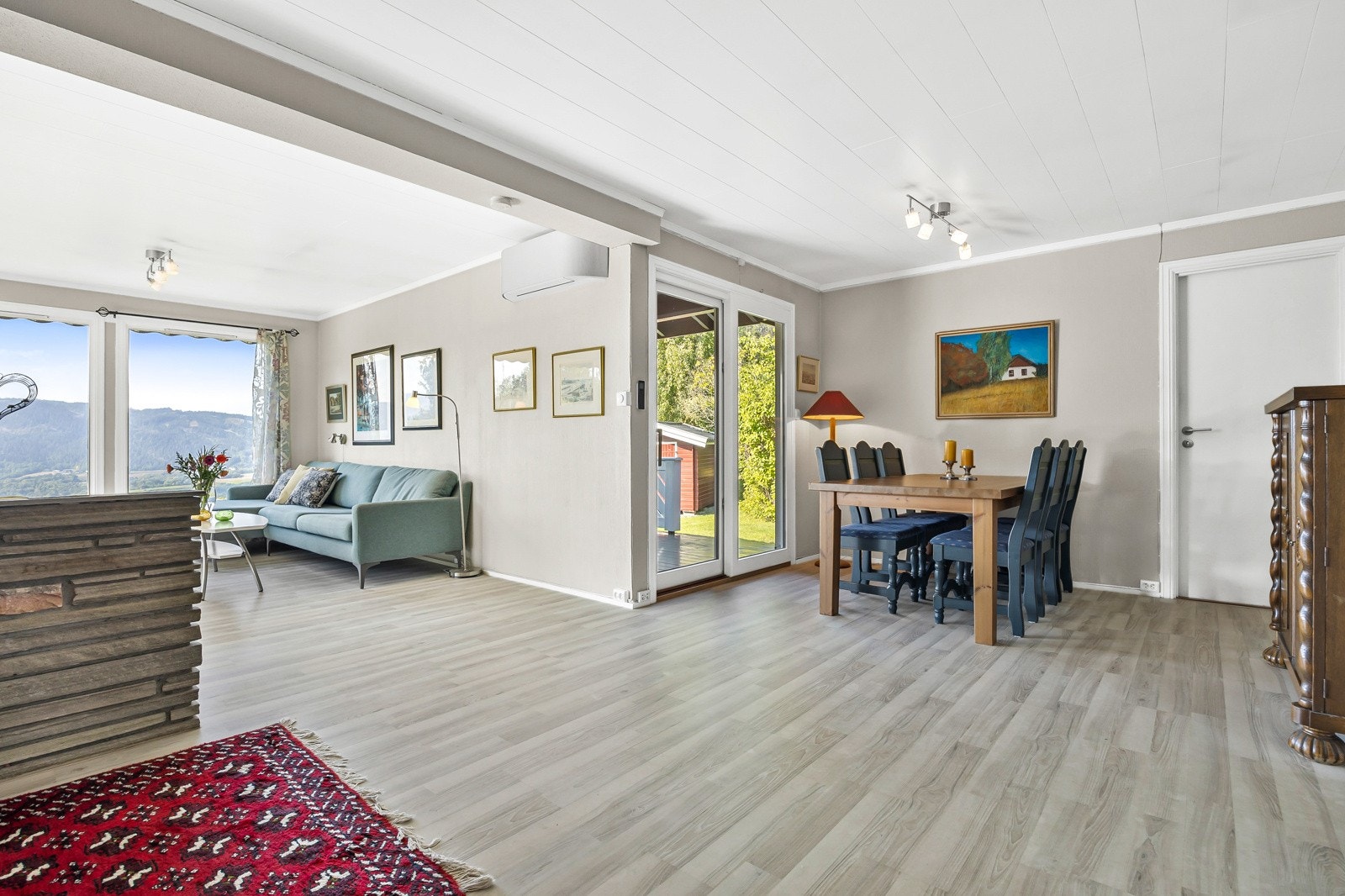 God plass til sofa og spisebord. Galleribilde