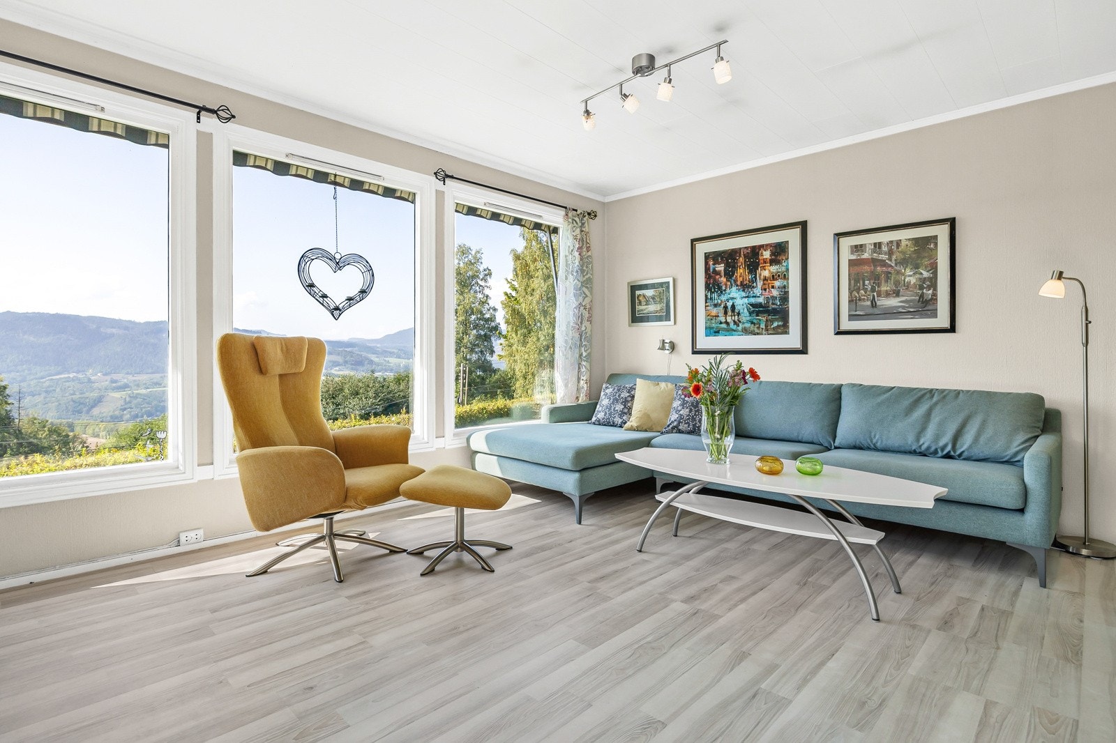 Gjennom tofløyede dører kommer du ut til steinlagt uteplass og hagen. Galleribilde