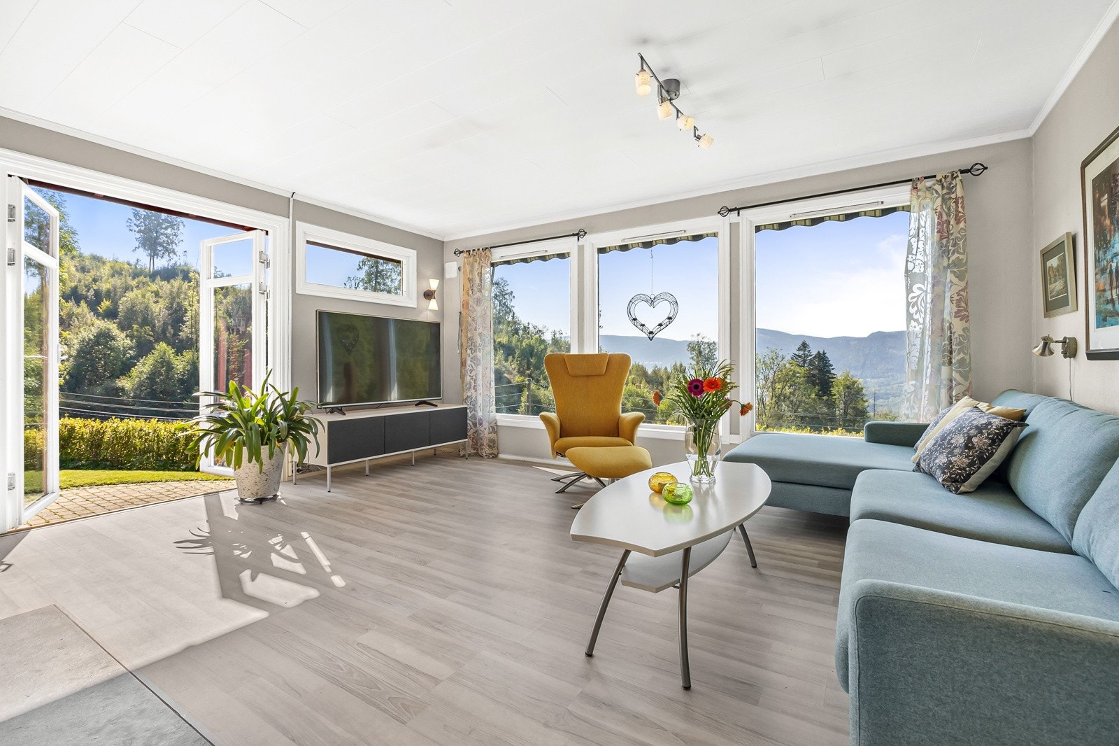 Lyst og flott med store vinduer og fantastisk utsikt fra stuen. Galleribilde