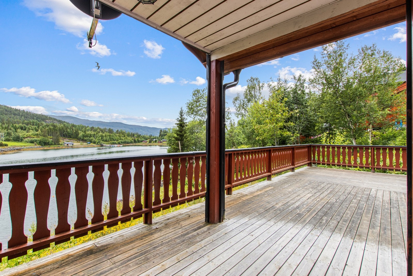 Veranda med sol fra tidlig morgen til ca kl 19.30. Galleribilde