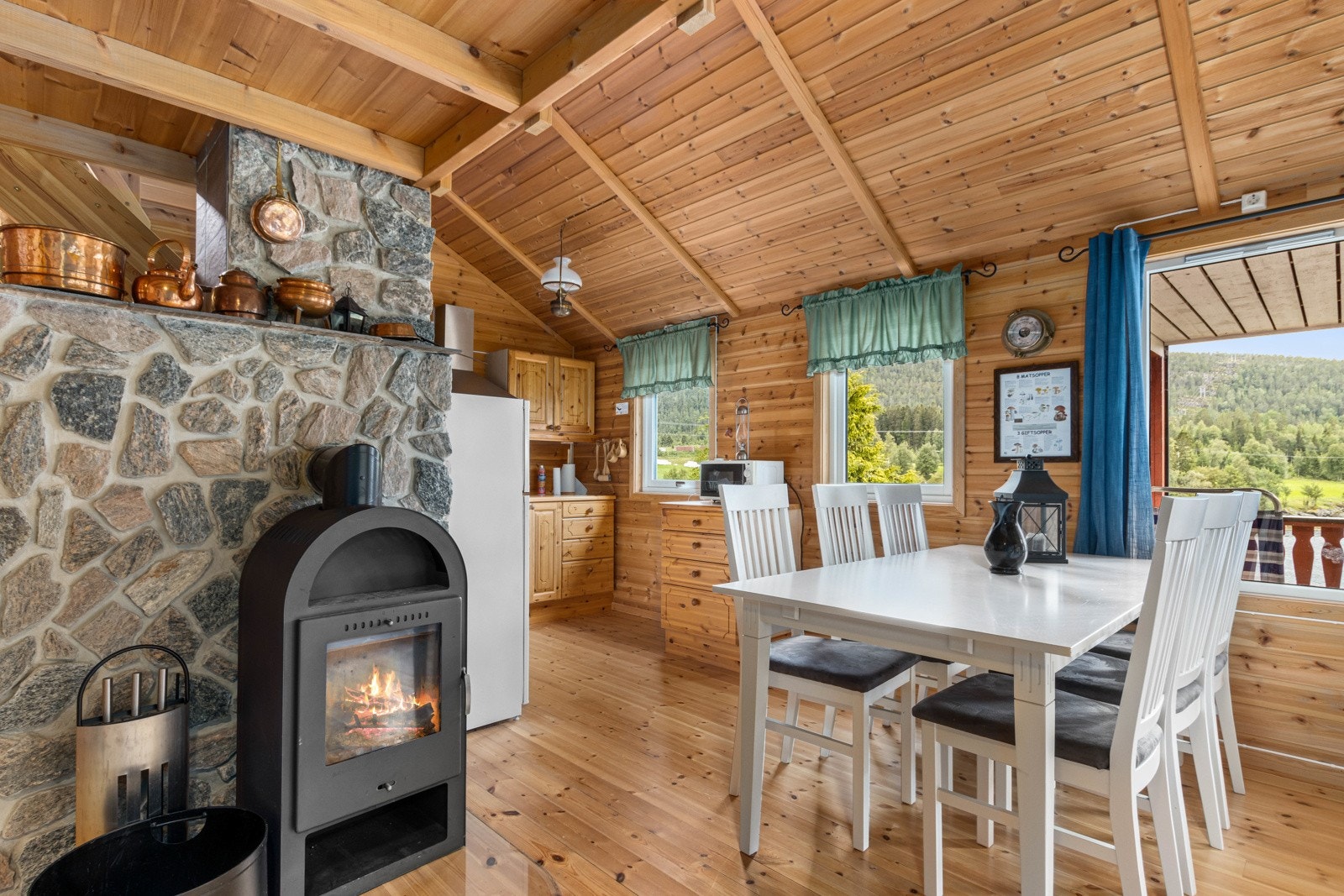 Vedfyring i tillegg til elektrisk oppvarming. Galleribilde