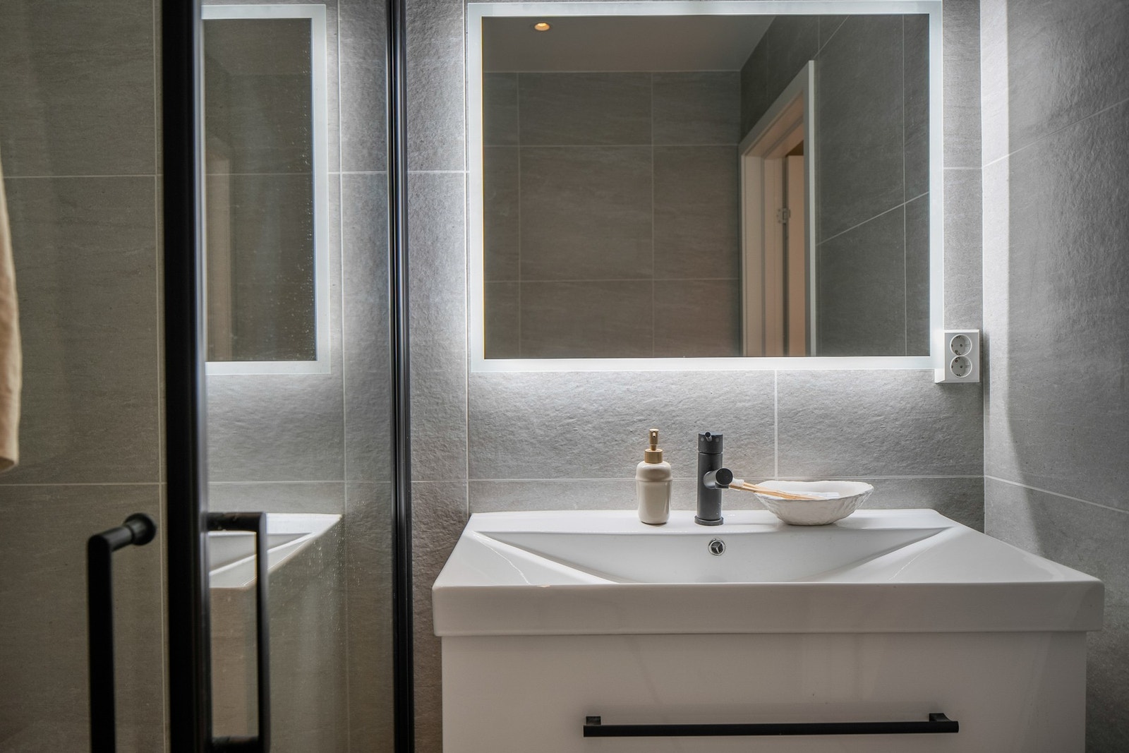 Bad leveres med dusjgarnityr, dusjvegg og servantinnredning. Vegghengt WC. Opplegg for vaskemaskin. Galleribilde