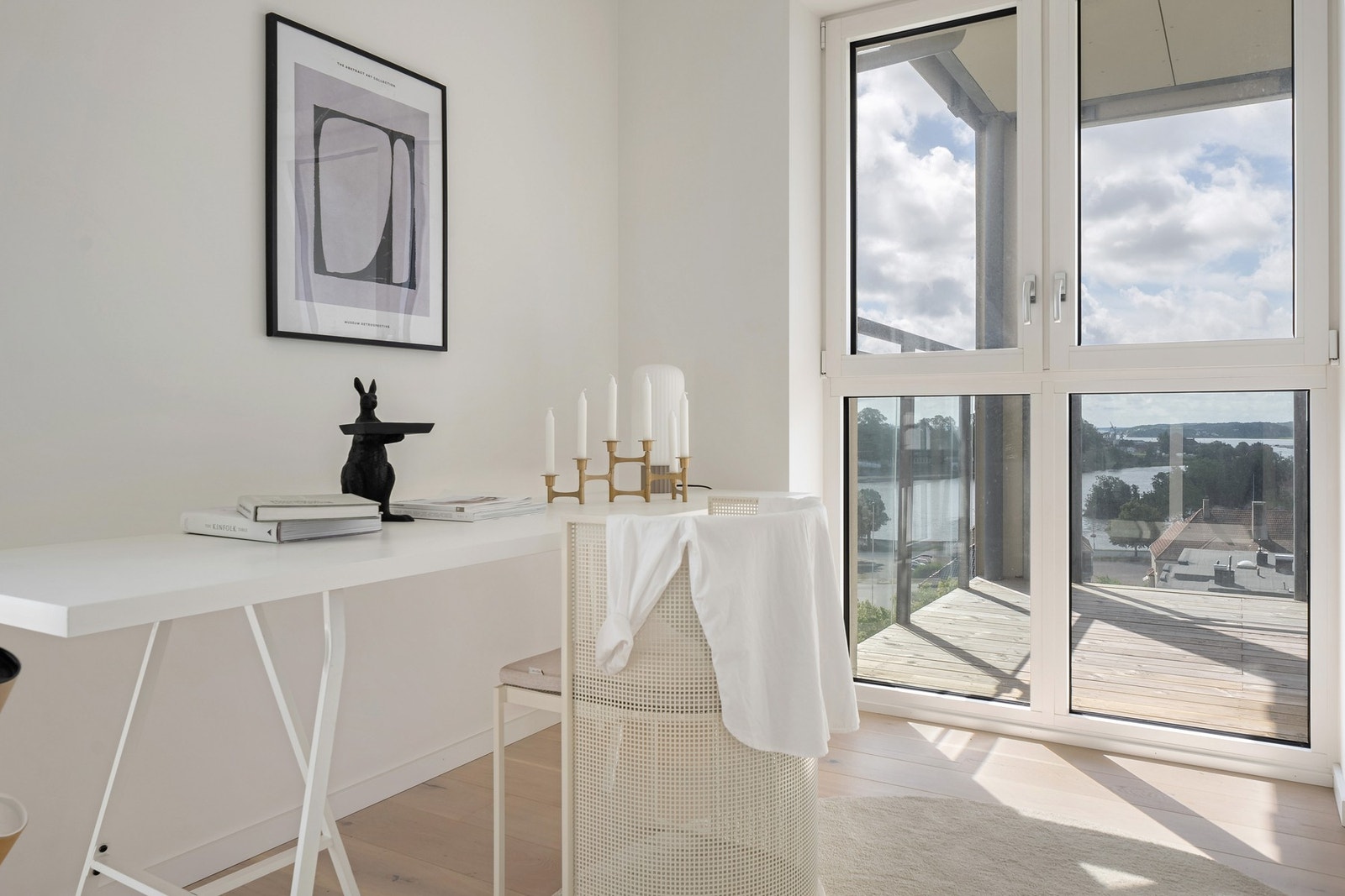 Store vinduer som slipper inn mye lys. Galleribilde