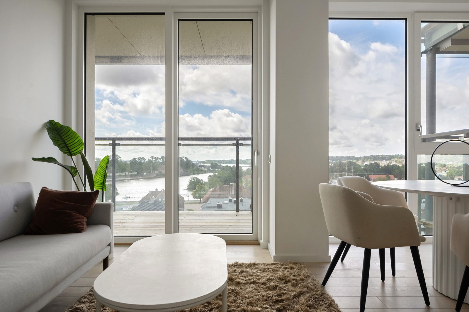 Leiligheten har store vindusflater, god takhøyde og lekre detaljer - alt som bidrar til det lille ekstra. Galleribilde