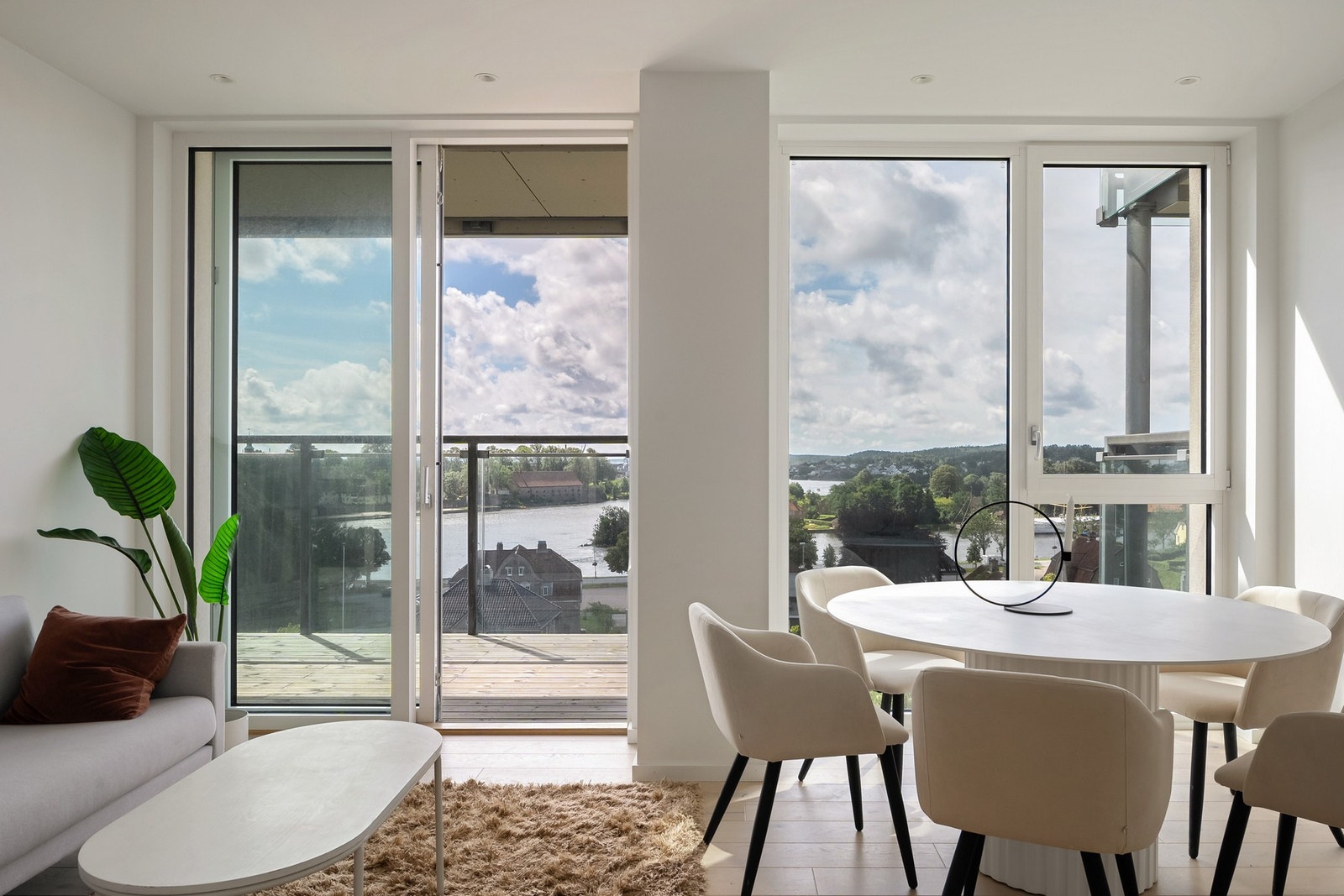 Tak har malte, glatte overflater med Downlights i enkelte soner. Galleribilde