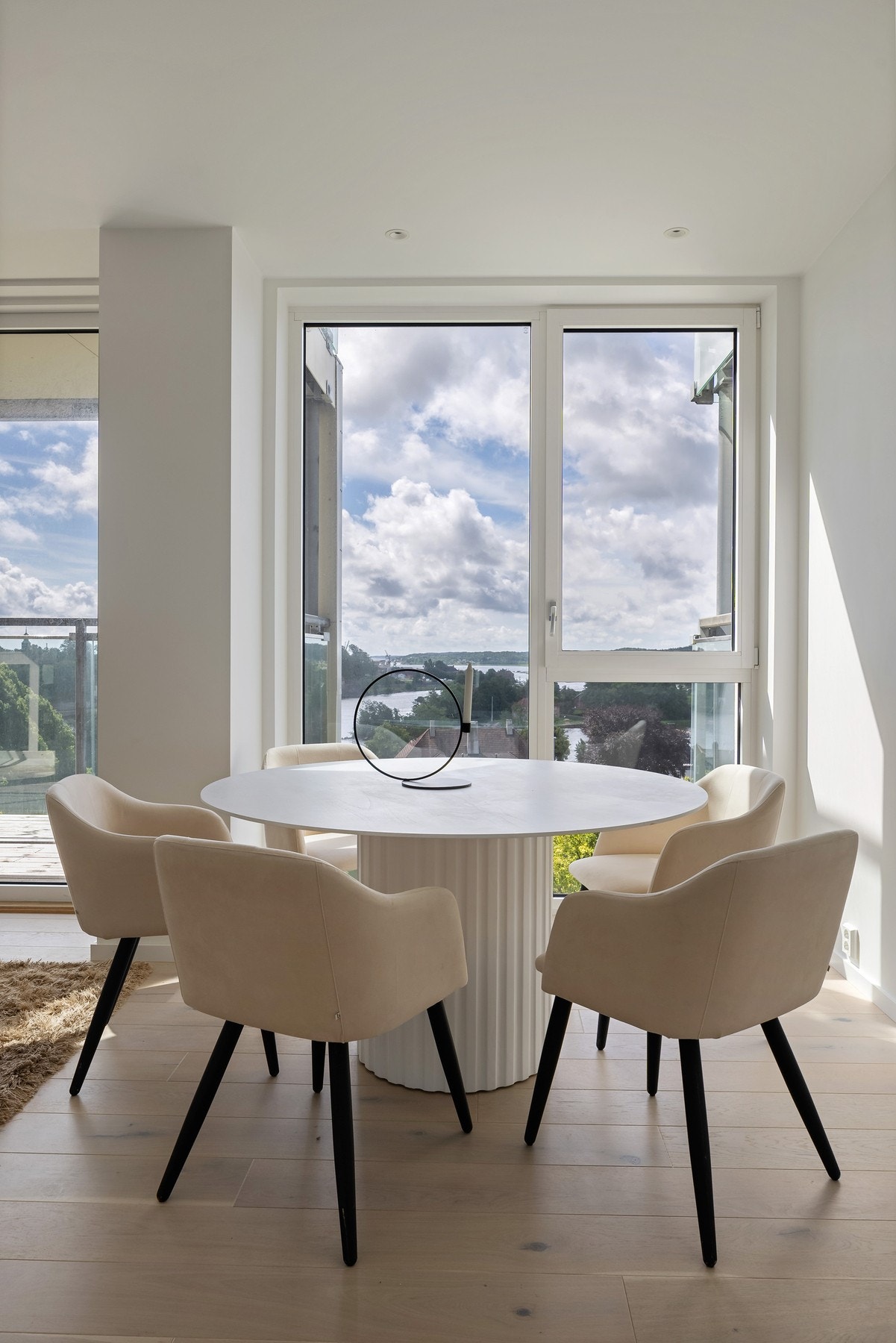 Leiligheten ligger i et rolig område, men samtidig svært sentralt. Nydelig utsikt fra flere steder i leiligheten. Galleribilde