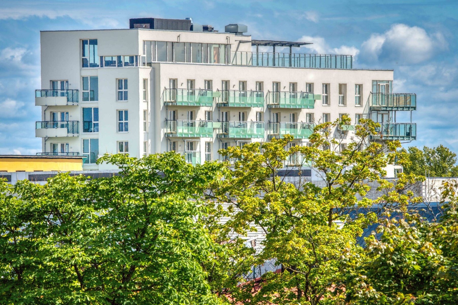 Mye grøntområder rundt leilighetene, noe som er bevisst for å skape nærhet til naturen. Galleribilde