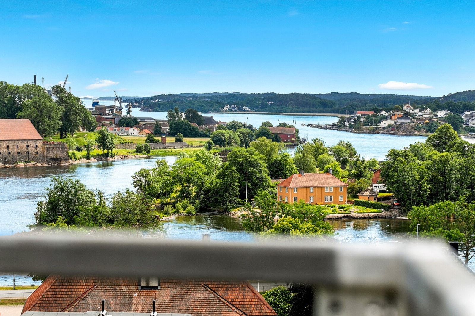 Ferden fra Cicignon til Gamlebyen tar ca 59 sekunder (overfart med ferge). I tillegg til turstier finner du også butikker og restauranter. Galleribilde