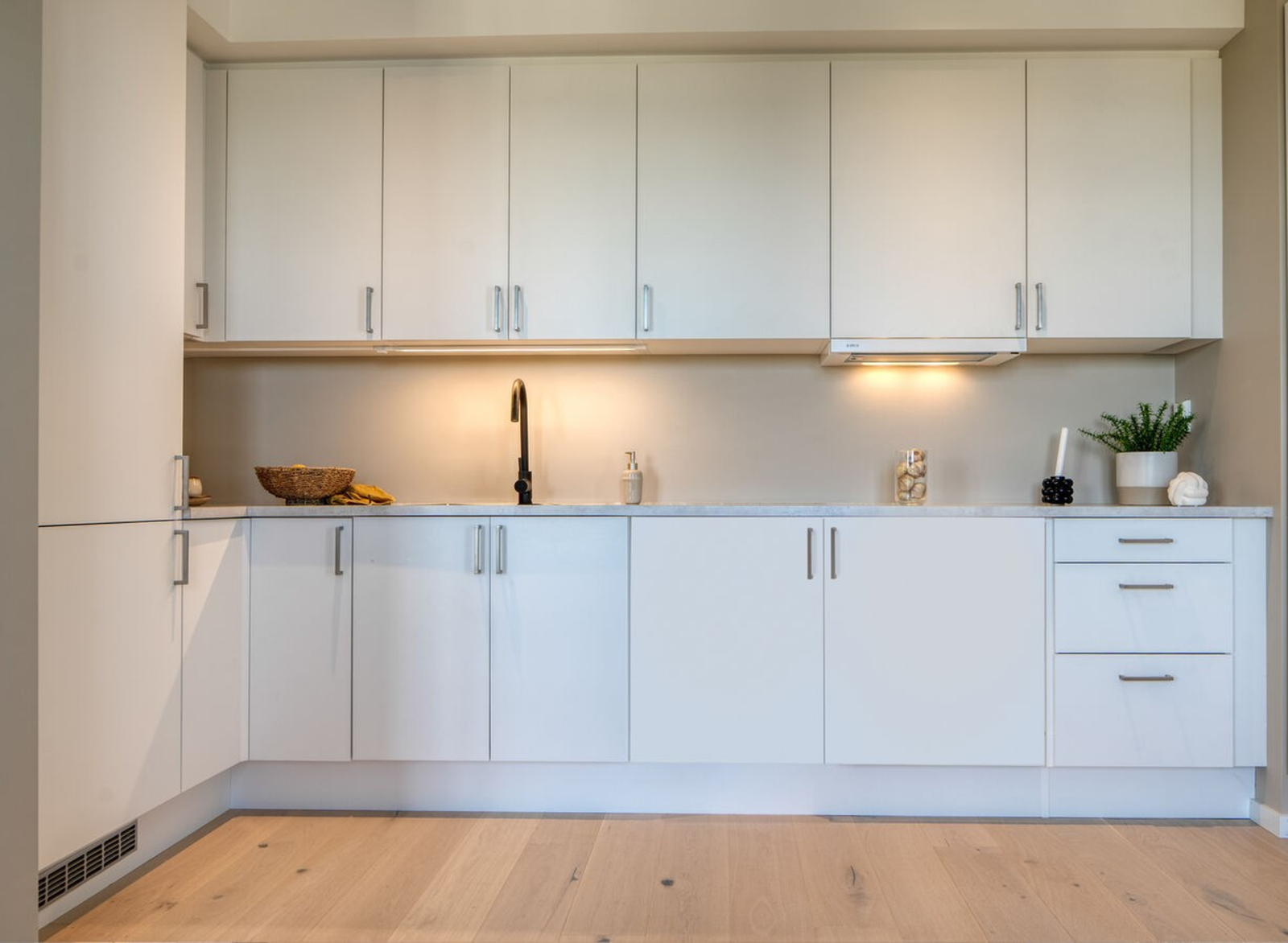 Dette bildet er fra en annen leilighet, men er tatt med som illustrasjon. Kjøkkenet er så og si likt. Galleribilde