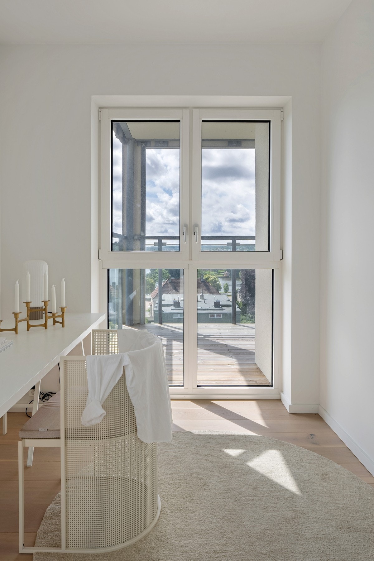 Gulv er belagt med enstavs eikeparkett i tidsriktig farge. Galleribilde