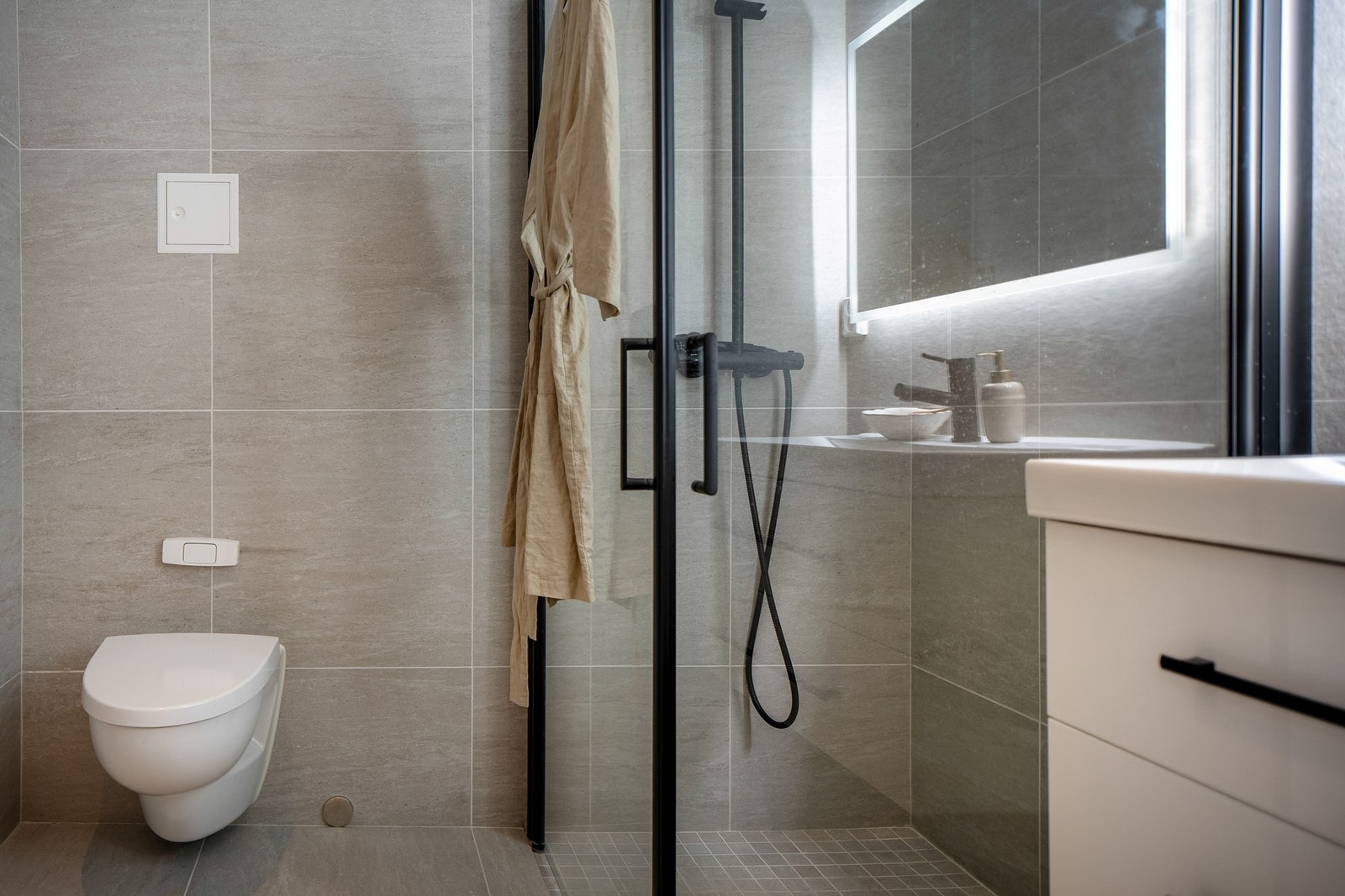 Keramiske fliser på bad i grå utførelse. Galleribilde