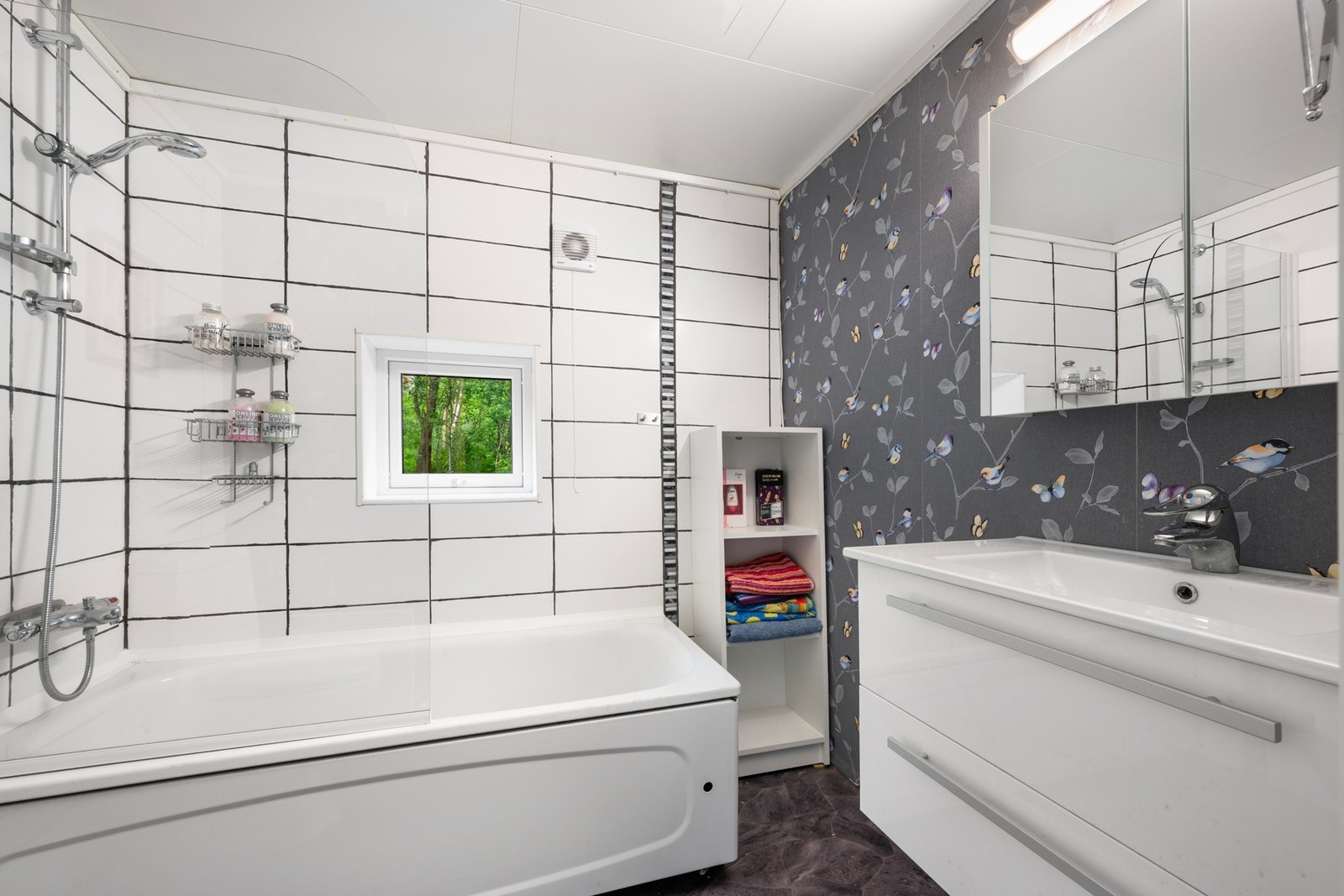 Bad 2. etg. Servant, WC, badekar med dusj
og dusjvegg. Galleribilde