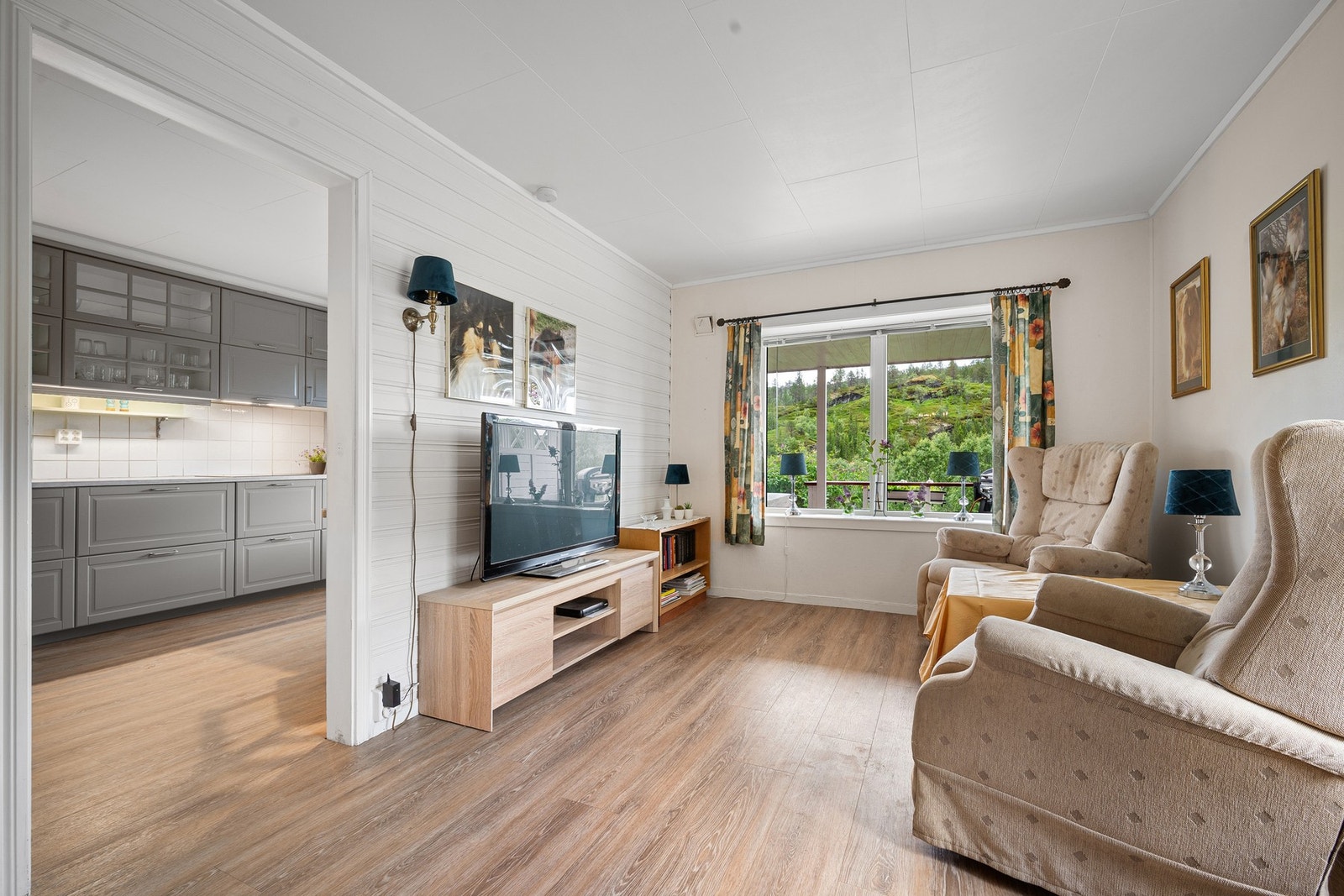 Lys og tiltalende stue med store vinduer som sørger for rikelig med naturlig lysinnslipp Galleribilde