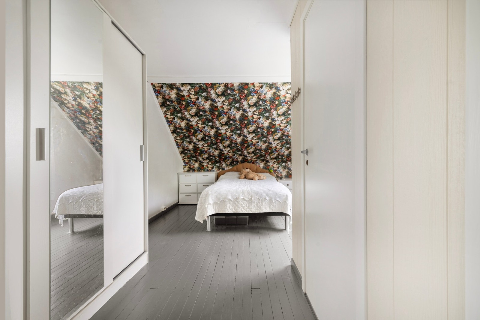 Soverommet har mye garderobeplass Galleribilde