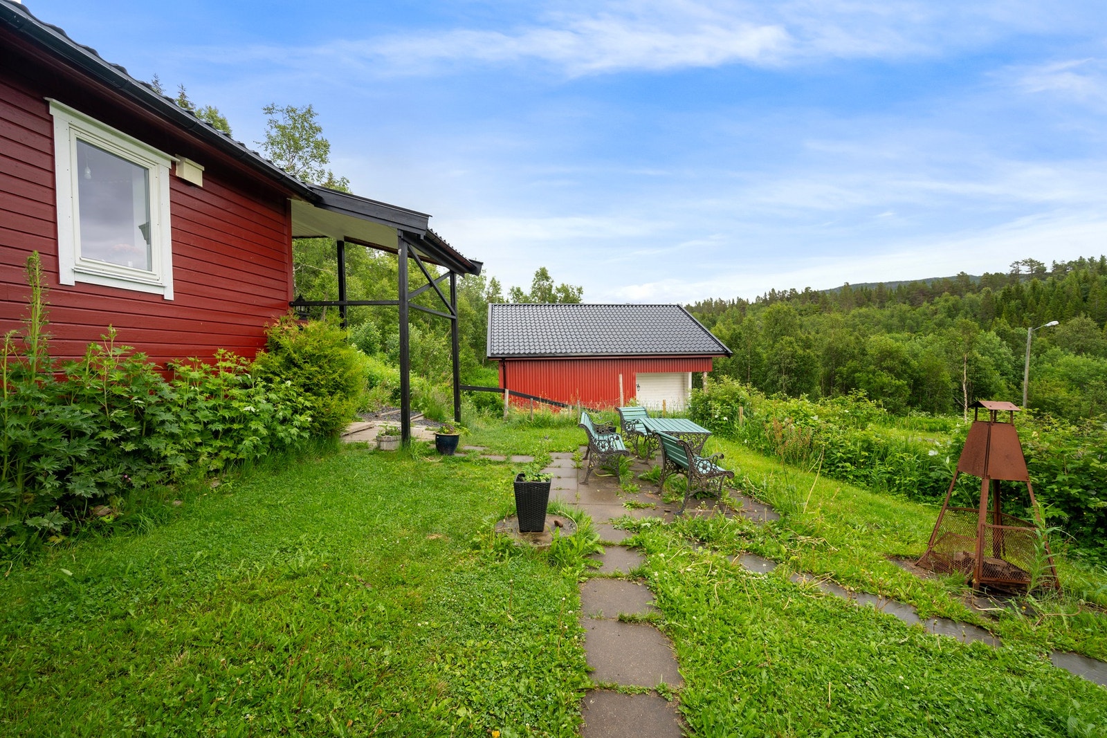 Drømmer du om en stor hage hvor du kan la de grønne fingrene få jobbe, har du godt rom for utfoldelse her! Galleribilde