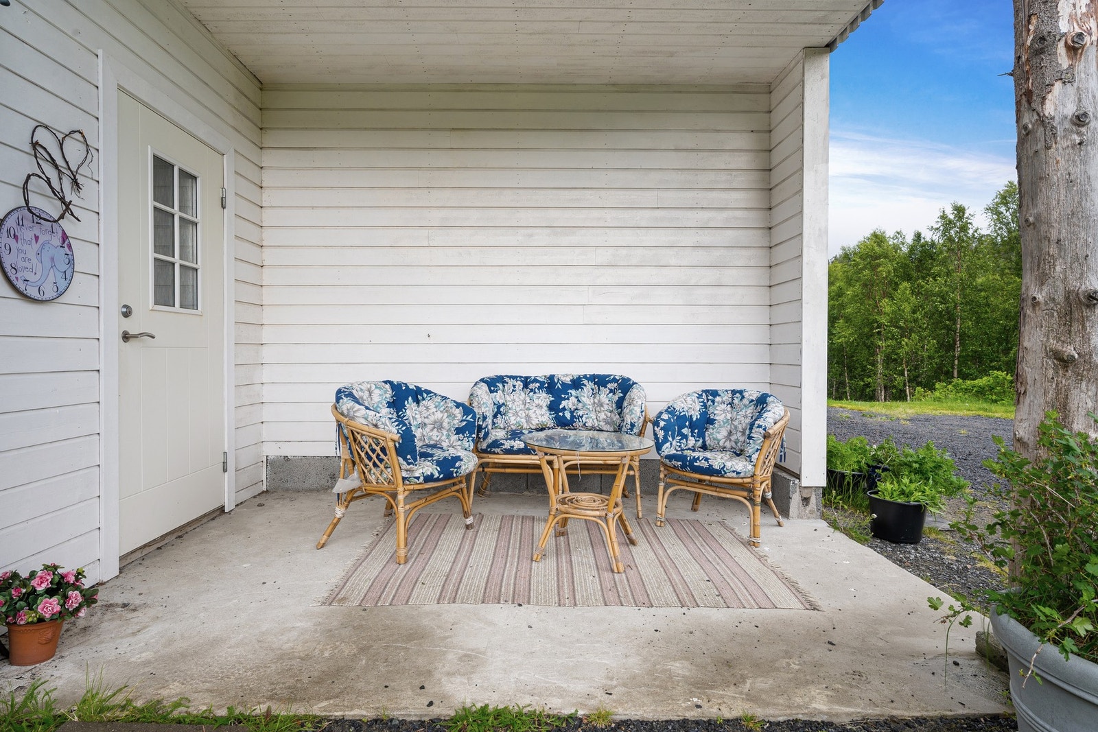 Overbygd inngang til garasje og verksted Galleribilde