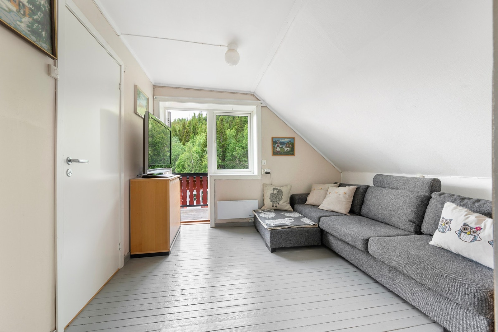 Loftstue (evt. soverom nr 4) Utgang til liten
balkong m fin utsikt og kveldssol Galleribilde