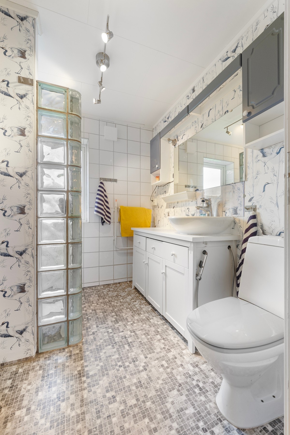 Bad 1. etasje; Regndusj, servant og WC. El håndkletørker. Galleribilde