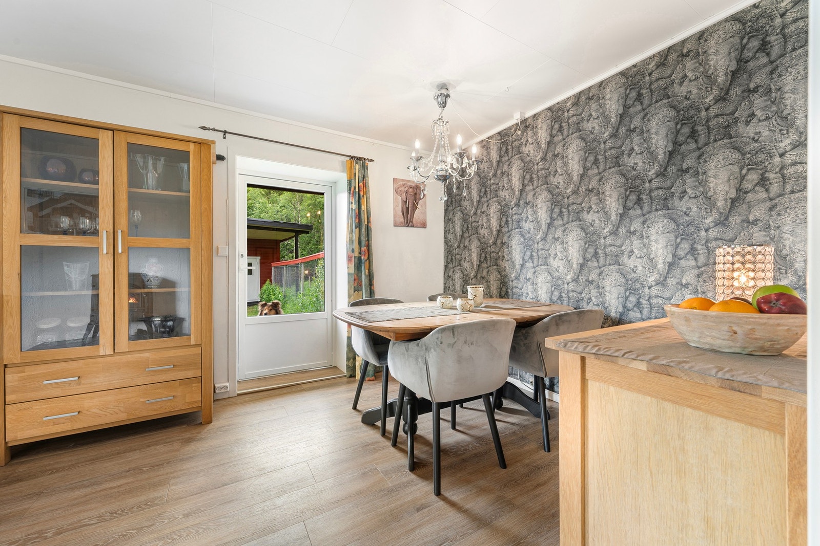 Fra spisestuen er det dør med adkomst til liten overbygd terrasse Galleribilde