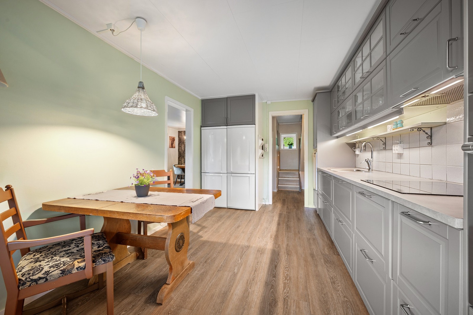 Kjøkken har 2 kjøle- og fryse skap Galleribilde